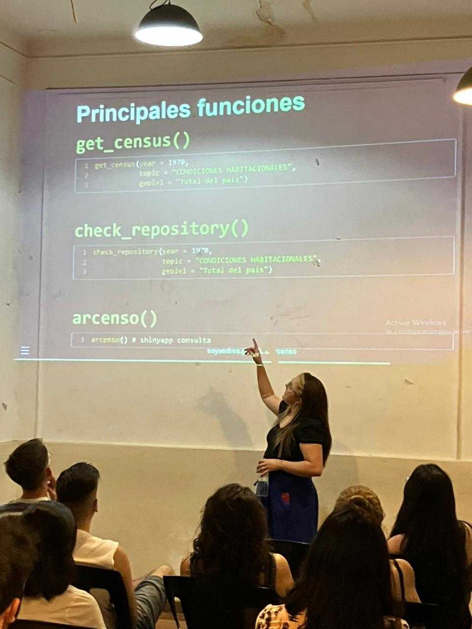 Andrea presentando funciones del paquete arcenso en persona en una reunion de RenBaires