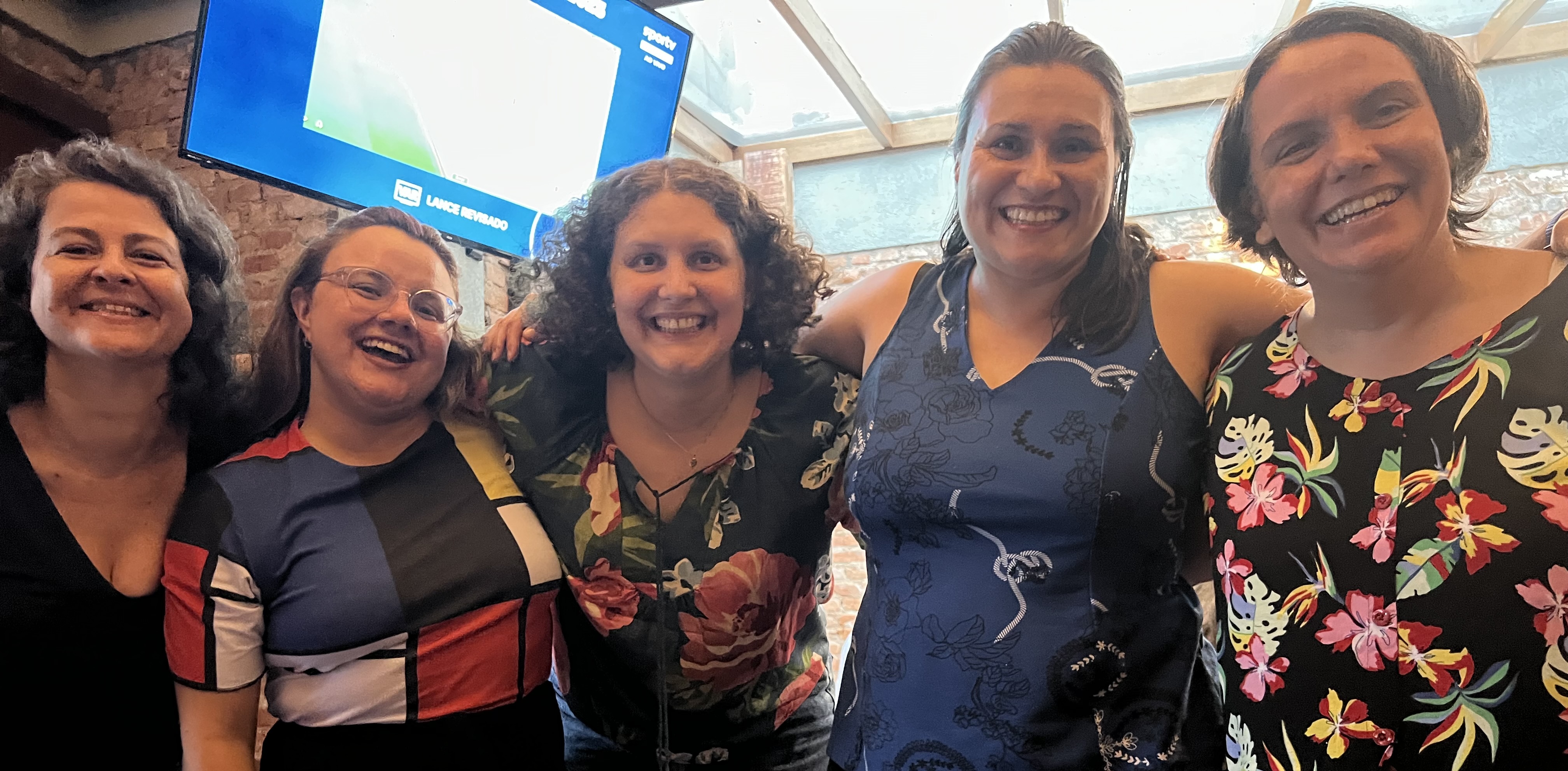 Francesca, Andrea, Beatriz, Heydee and Yani stand up and smiling for the picture
